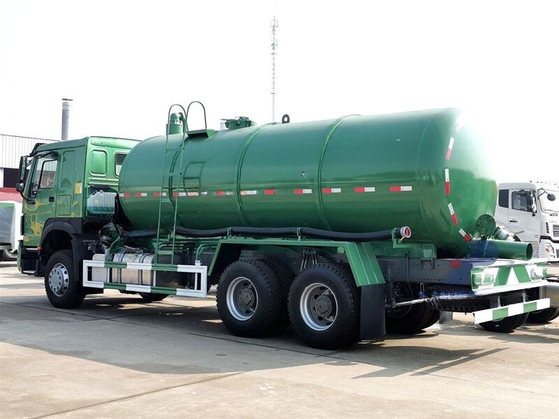 Isuzu GIGA vacuum sewer suction truck 18000L