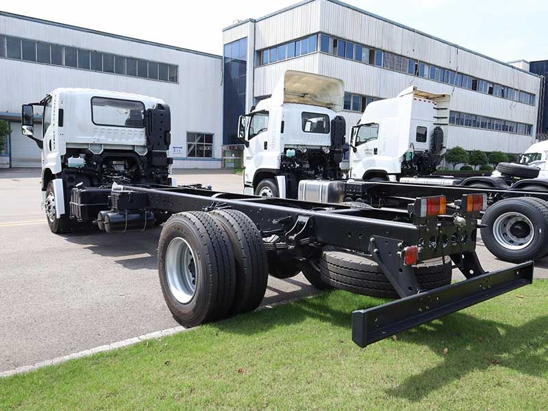 Best sale isuzu ftr truck cargo truck chassis 14 ton van  FTR trucks chassis 1.5 cabins for sale factory price